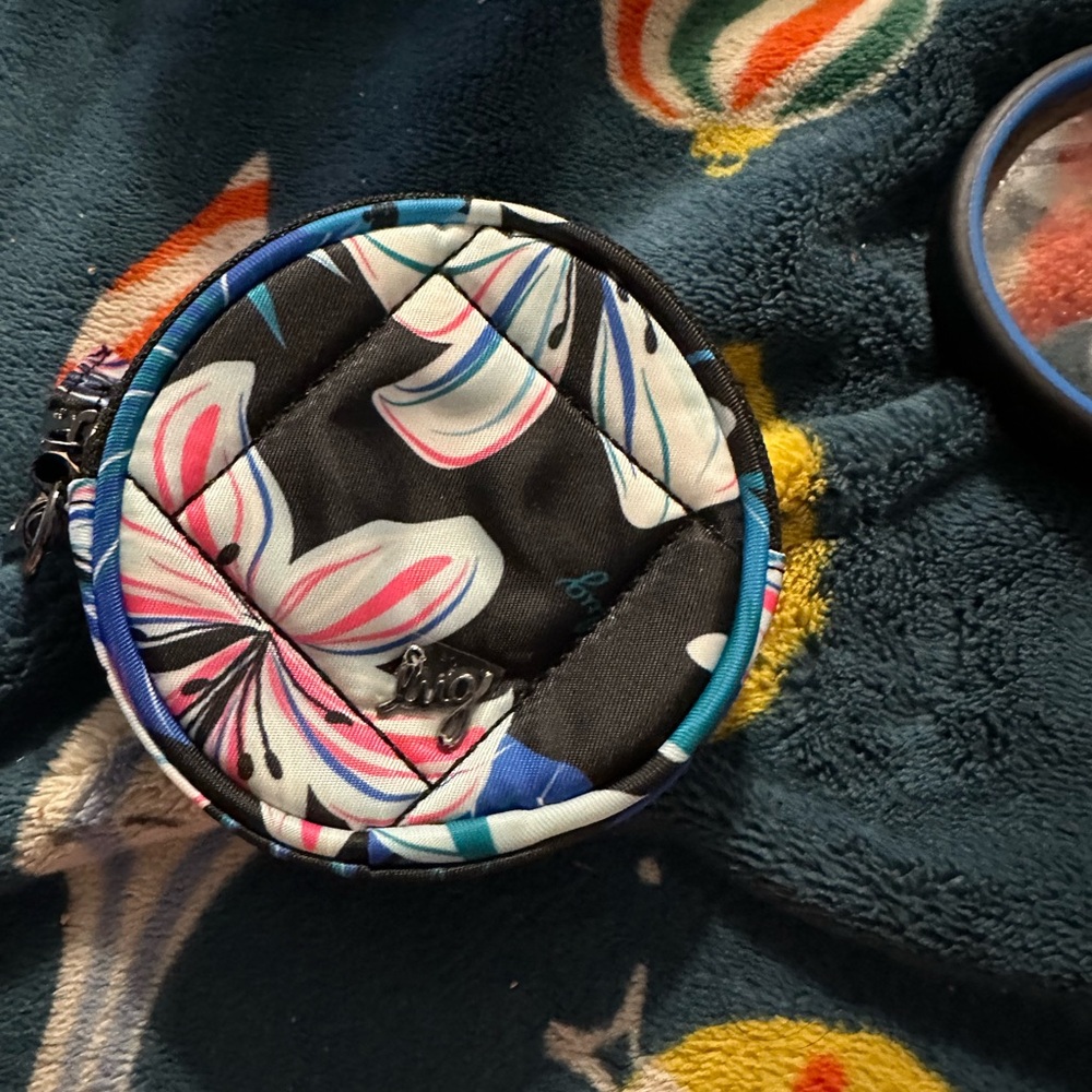Lug circle pouch in hibiscus multi
